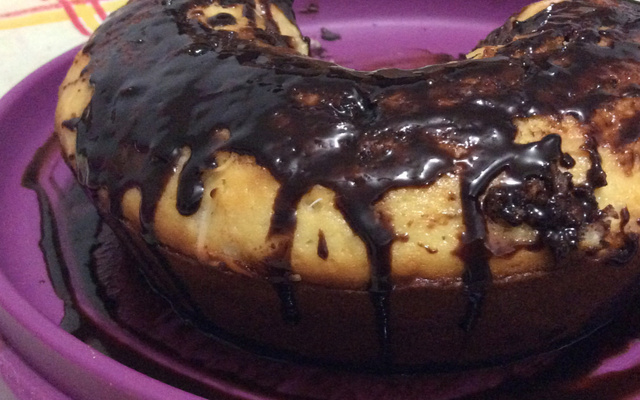 Bolo simples de coco com cobertura de chocolate (muito fácil)