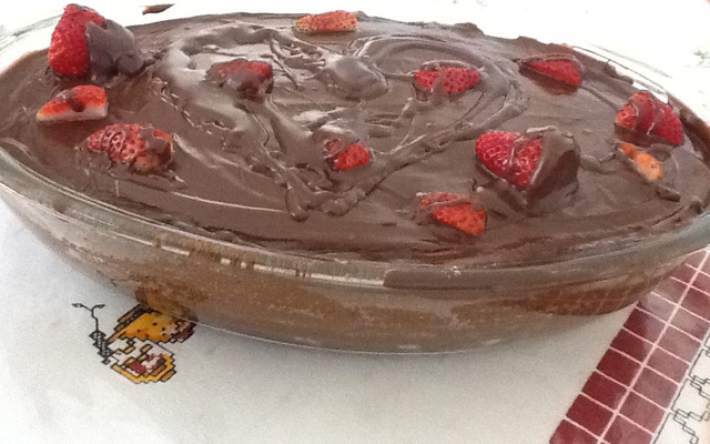 Bolo de chocolate com cobertura cremosa