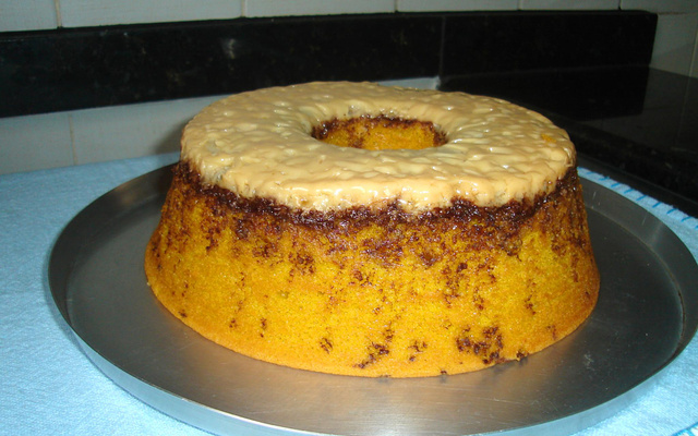 Bolo de cenoura com cobertura de leite condensado cozido e granulado