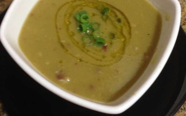 Caldo de ervilha com carne seca