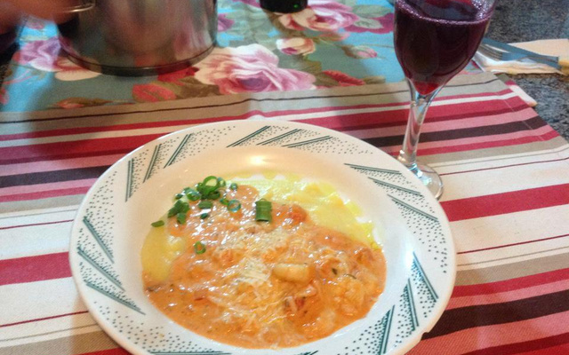 Polenta com creme de camarão