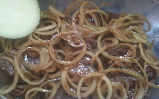 Bife acebolado