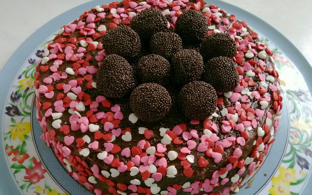 Bolo recheado de chocolate e cobertura ganache