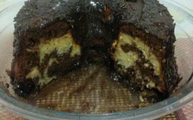 Bolo mesclado de baunilha e chocolate