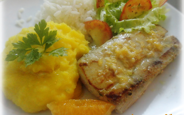 Filé de dourado ao molho de tangerina, com purê de mandioquinha