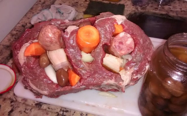 Contra-filé recheado com mostarda e creme de cebola