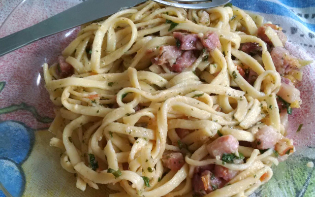 Talharim alho e óleo com bacon