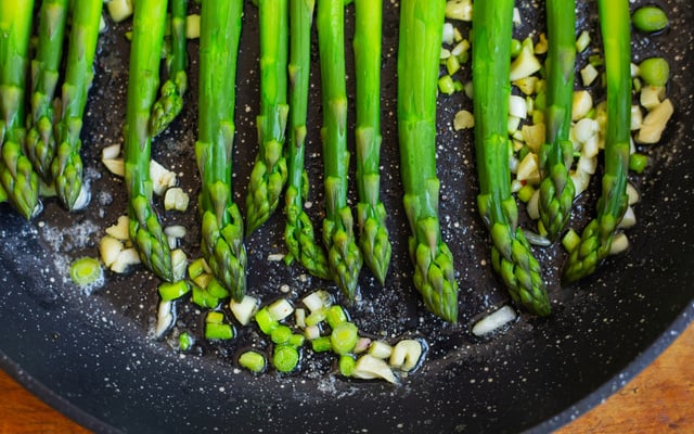Aspargos ao alho