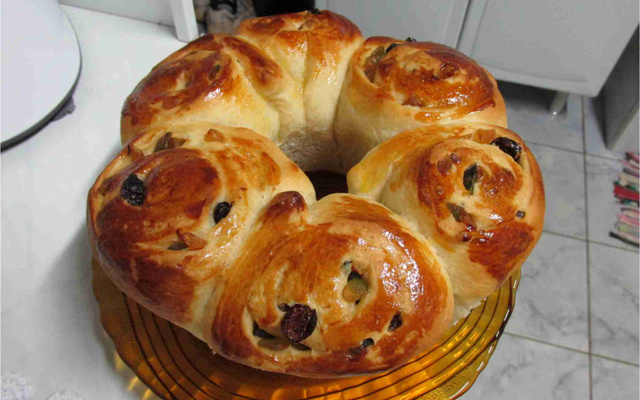 Rosca de frutas cristalizadas com uva passas