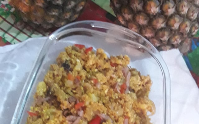 Farofa de pernil com abacaxi