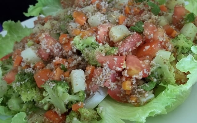 Salada de triguilho (trigo para quibe) e legumes