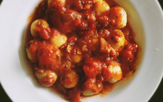 Nhoque de mandioquinha ao molho sugo com manjericão