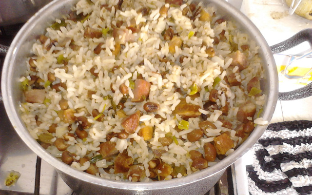 Baião de dois com bacon e linguiça calabresa