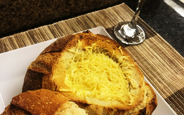 Sopa creme de queijos no pão italiano