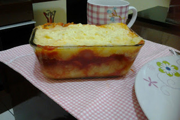 Bolo de batata com salsicha e queijo