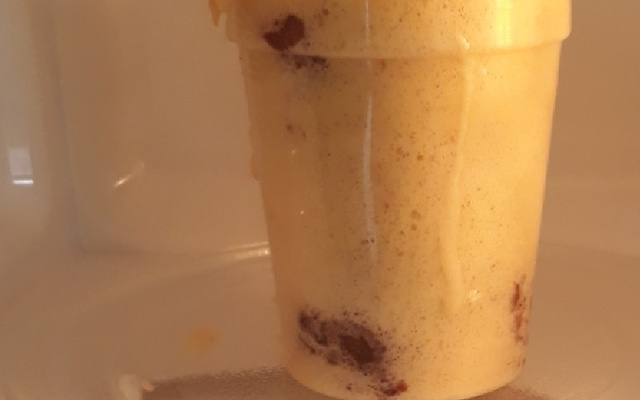 Bolo de xícara de fubá com goiabada