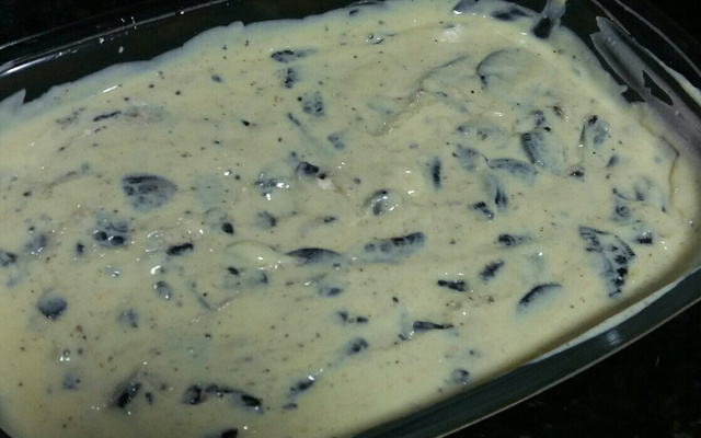 Delícia de biscoito de chocolate e recheio branco