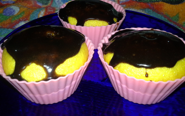 Cupcake de cenoura com cobertura de chocolate