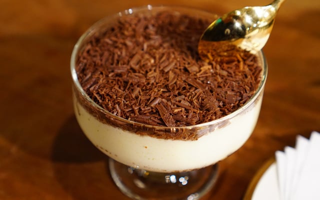 Pavetone com camada cremosa e chocolate por cima