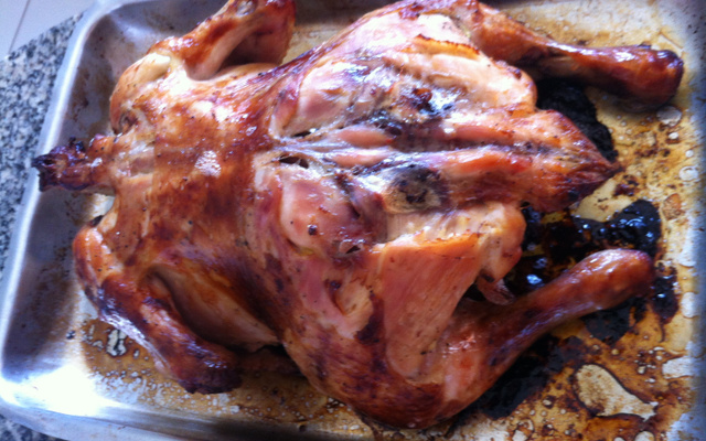 Frango assado com suco de laranja