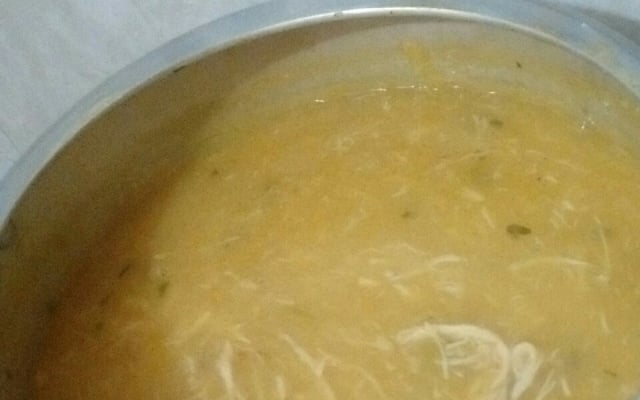 Caldo de mandioca com frango