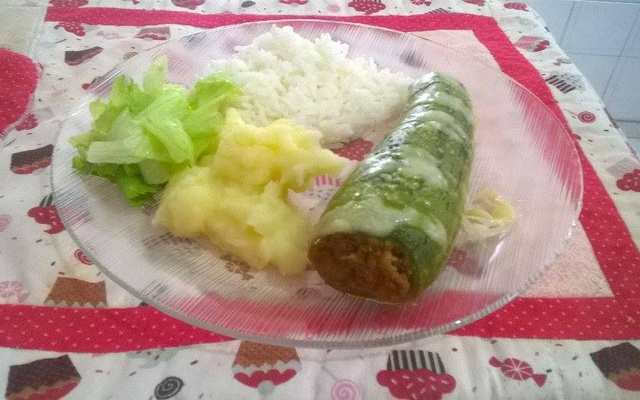 Abobrinha recheada com carne moída