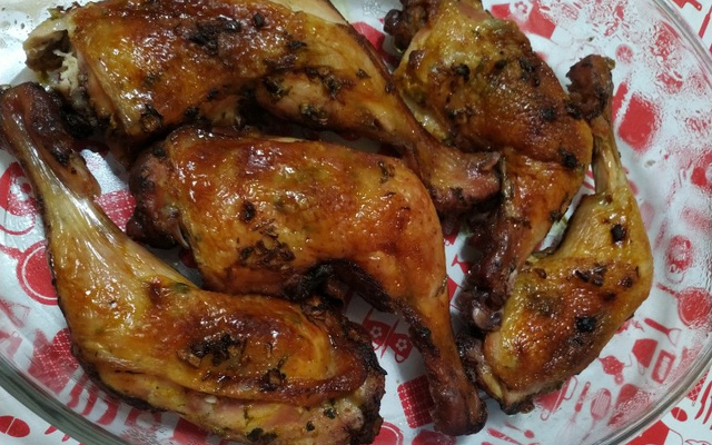 Coxa e sobre coxa de frango assada ao vinho