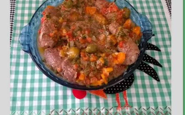 Bife a rolê com linguiça e cenoura