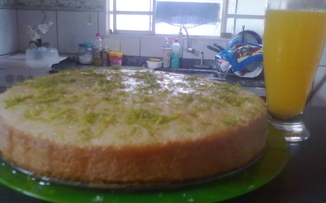 Bolo de laranja com cobertura de açúcar