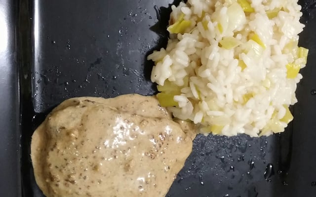 Filé mignon ao molho de mostarda com risoto de alho-poró
