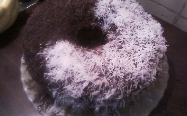 Bolo cocada com cobertura de chocolate