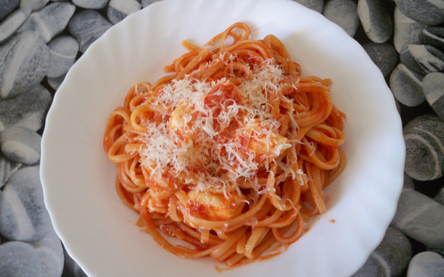 Espaguete ao molho de tomate com mussarela