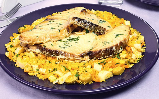 Cação ao forno com farofa