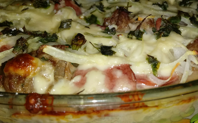 Purê de aipim com linguiça e queijo