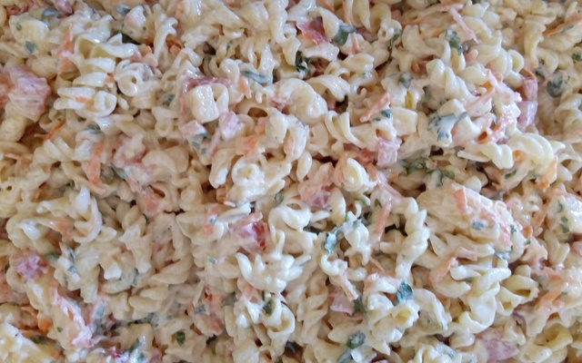 Salada de macarrão fácil e rápida