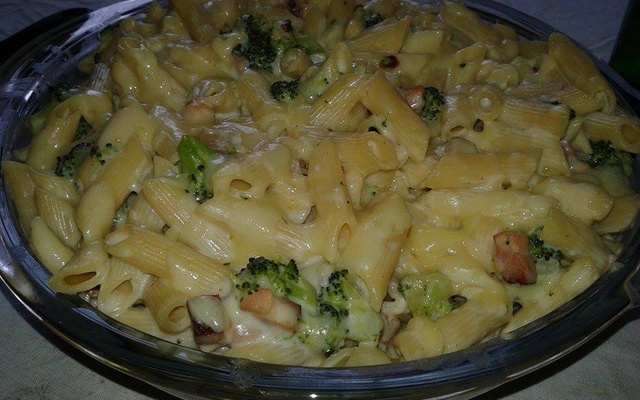 Macarrão com brócolis e creme branco