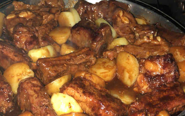 Costelinha de porco com creme de cebola