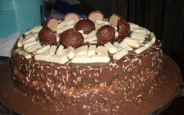 Bolo de chocolate com abacaxi