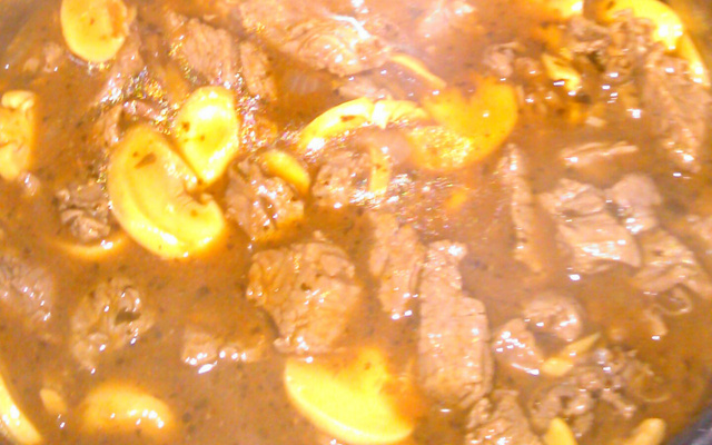 Filé mignon ao molho madeira e champignon