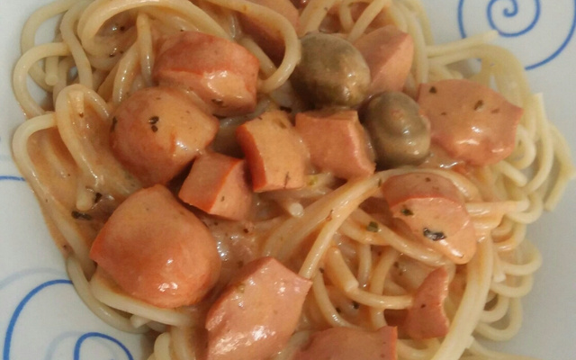 Macarrão com salsicha e creme de leite