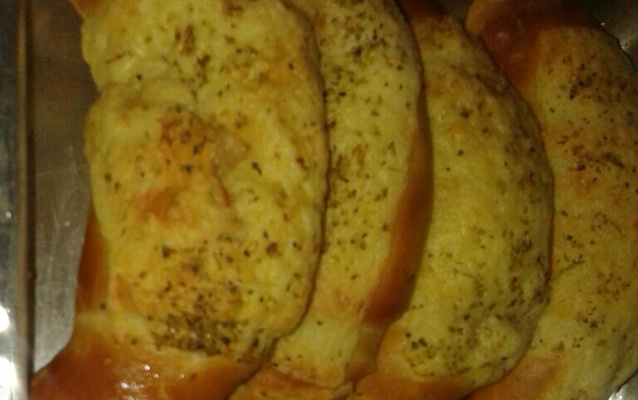 Pão recheado com queijo, presunto, tomate e orégano