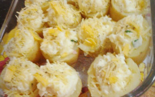 Batatas recheadas com presunto e mussarela