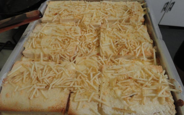 Torta de pão de forma no forno.