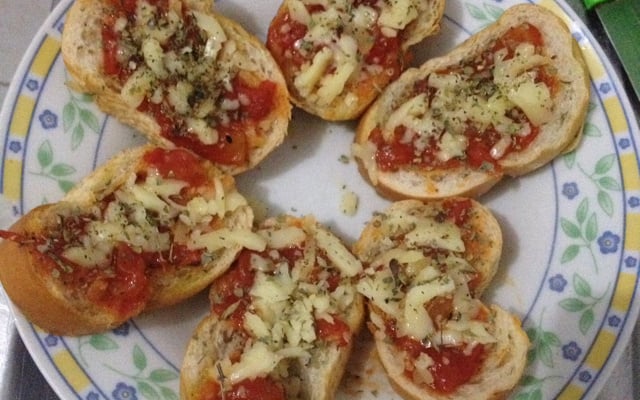 Bruschetta de tomate com manjericão