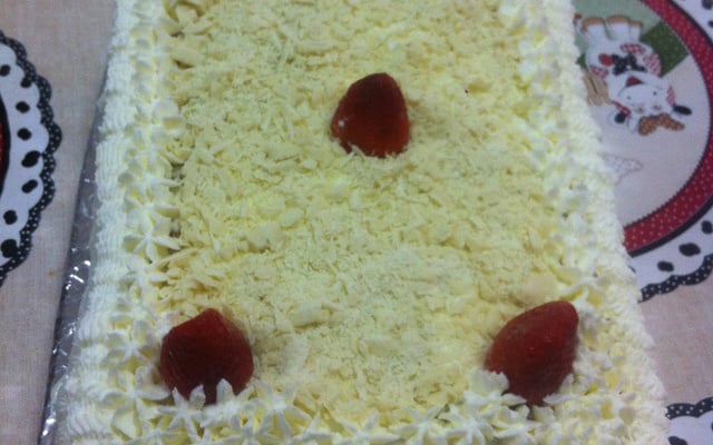 Bolo de morango com chocolate branco