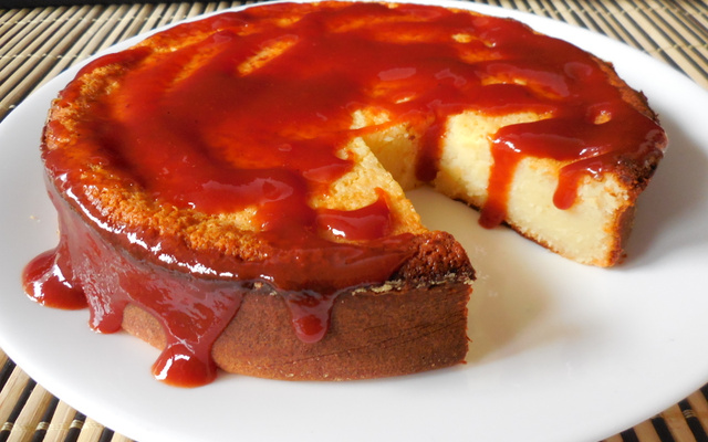 Queijadona com calda de goiabada