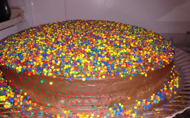 Bolo de chocolate com mousse de maracujá e cobertura de chocolate