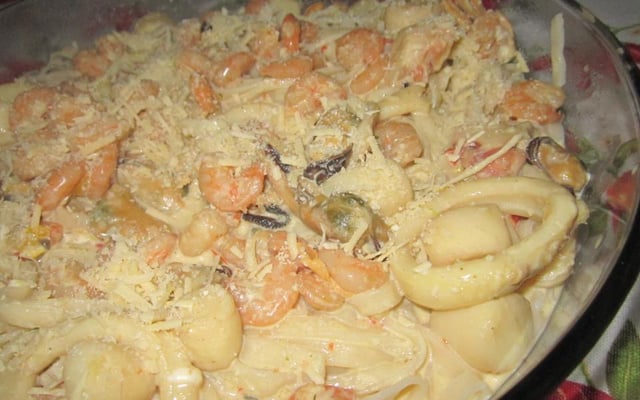 Talharim com frutos do mar e molho branco