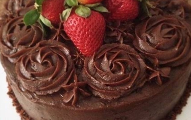 Bolo de aniversário superfácil com morangos