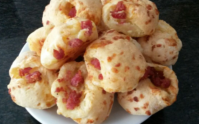 Pão de queijo com linguiça blumenau